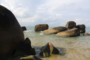 三亚海边嶙峋礁石的美丽景致