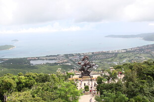 三亚山顶俯瞰美丽山海景观