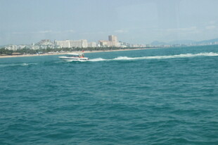 三亚海上快艇疾驰的美丽风光