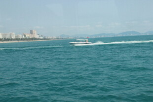 三亚海上快艇疾驰 城市在远方