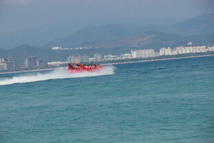 海上飞驰的红色快艇