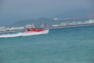 三亚海上飞驰的红色快艇
