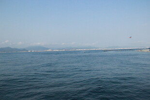 广阔海面与远处天际线