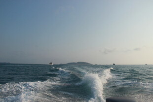 海上摩托艇激起白色浪花