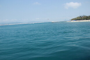 碧海蓝天中的宁静海岛