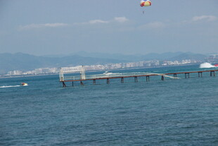 三亚海边栈桥与空中飞物景色