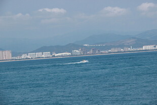 海上风光与远处城市景观