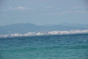 三亚碧海蓝天远眺城市景观