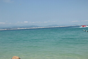 碧海蓝天的美丽海滨风光