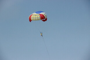 空中跳伞的多彩降落伞