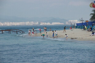 热闹的海滨沙滩游玩场景