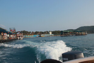 乘船赏景 海上浪花翻涌