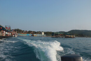 海上快艇激起白色浪花