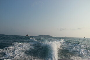 海上快艇破浪前行