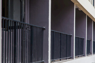 户外黑色金属护栏场景