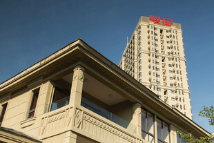 古典建筑与现代高楼同框