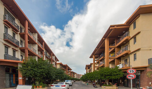 街道旁的多层居民建筑