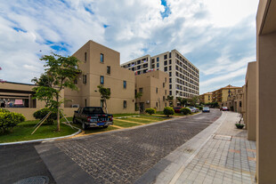 城市街道旁的现代建筑景观