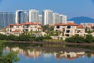 湖畔别墅与现代高楼景观