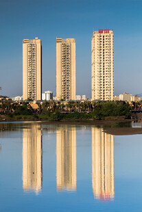 湖畔高楼倒影美景