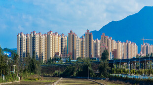 城市高楼与远山景观