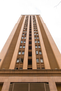 高耸棕褐色多层建筑外观