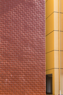 红墙黄柱建筑局部特写