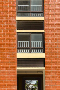 红砖建筑的阳台与窗户
