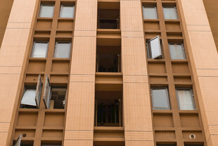 多层棕色建筑外观