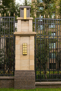 古典风格石柱铁艺围栏