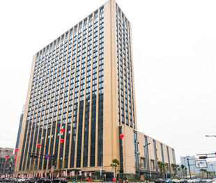 现代高层商务大楼外观