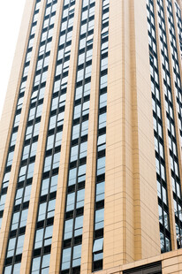 高耸入云的现代摩天大楼