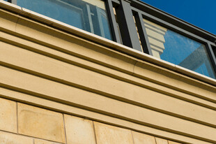 精致建筑外墙与玻璃窗