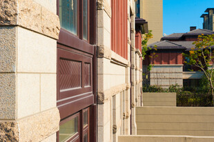 复古建筑外观与周边景致