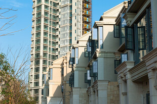 城市中错落的现代建筑