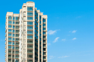 高层住宅楼 蓝天背景下