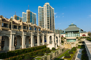 欧式建筑与现代高楼相映