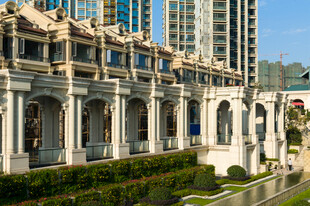 澳门古典建筑与现代高楼