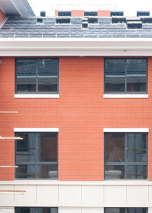 橙色建筑上的太阳能板