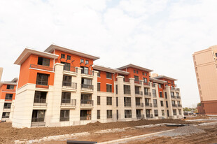 橙白相间多层住宅建筑