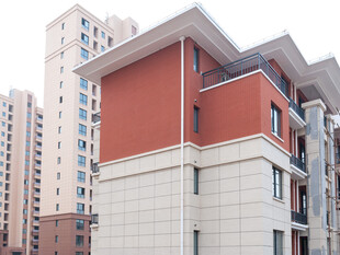 城市中的红白色建筑外观