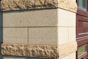 建筑角落的石材装饰细节