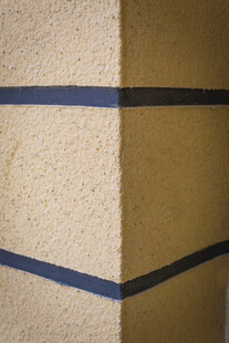 墙角蓝胶带装饰细节