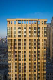 高层黄色建筑外观