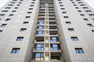 高耸入云的现代高层住宅