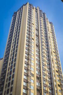 高耸入云的现代摩天大楼