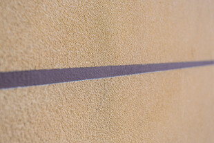 地面上的紫色长条痕迹