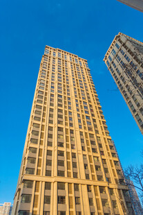 高耸入云的现代摩天大楼