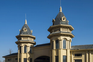 欧式双塔建筑外观