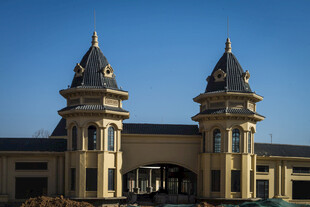 欧式双塔楼建筑景观